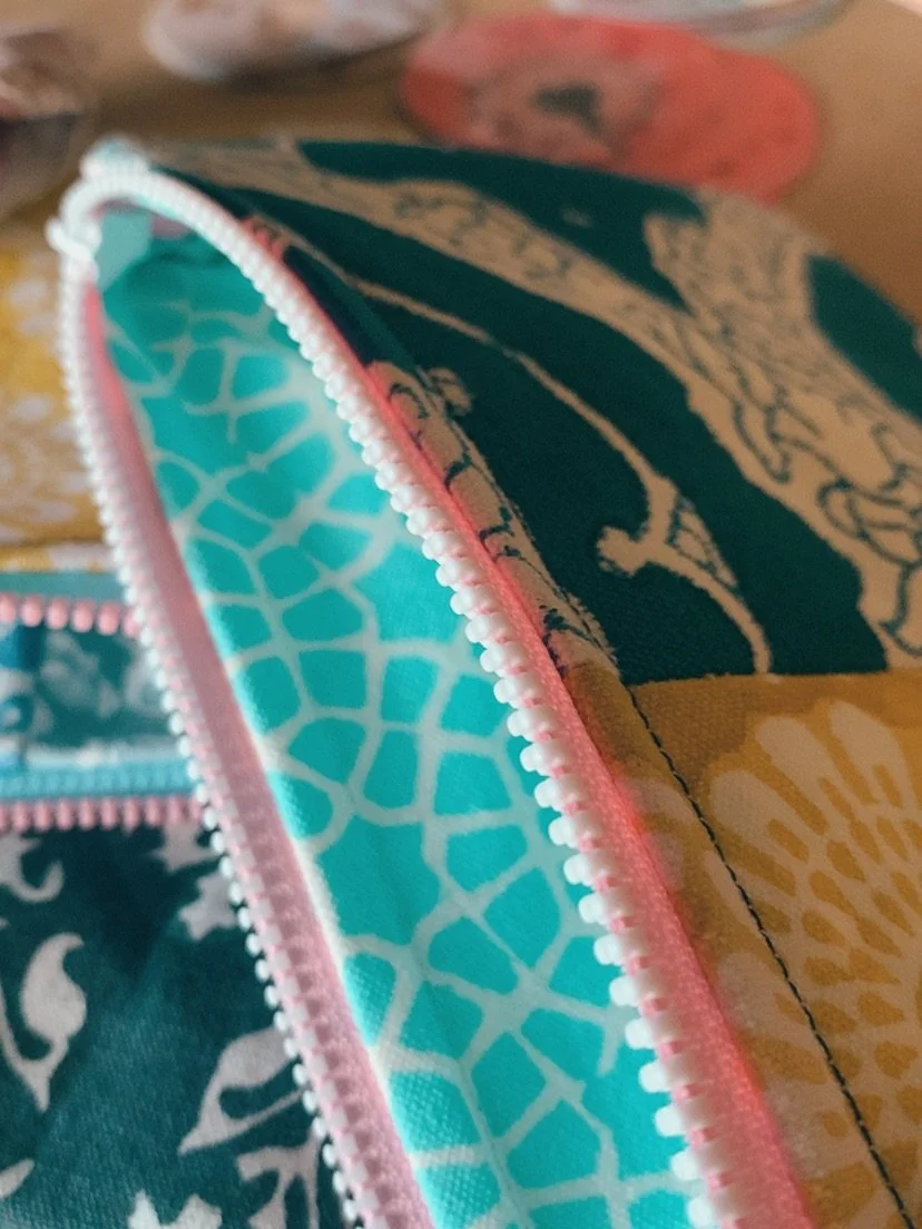 Something actually quite magical about zippers 🤐 and i will admit i might be obsessed. They join things. They are unifiers. They close to create a container, they open to hold things. Kind of like a hug 🤗