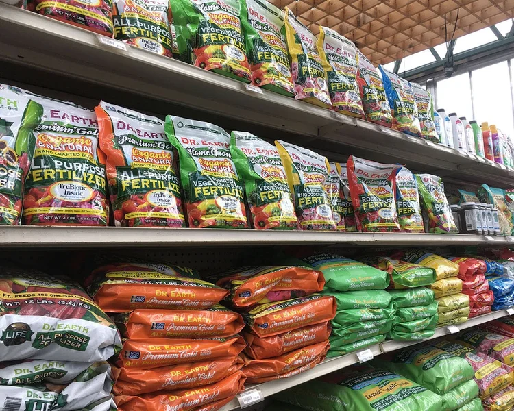 https://images.squarespace-cdn.com/content/v1/54fbb611e4b0d7c1e151d22a/1652053124337-RG0IWGOQU24FO1P2Q82X/Dr.-Earth-Organic-Fertilizers.jpg?format=750w