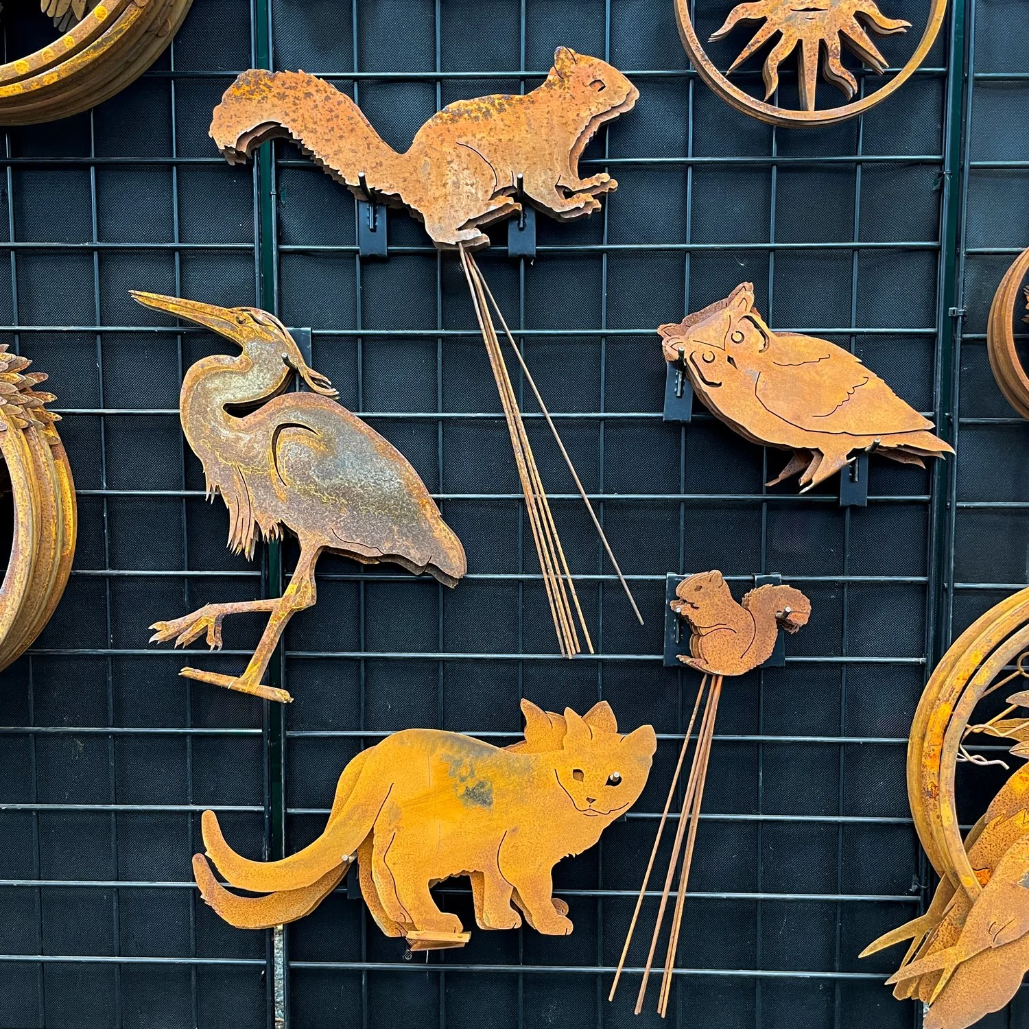 Rusty-Metal-Garden-Decor.jpg