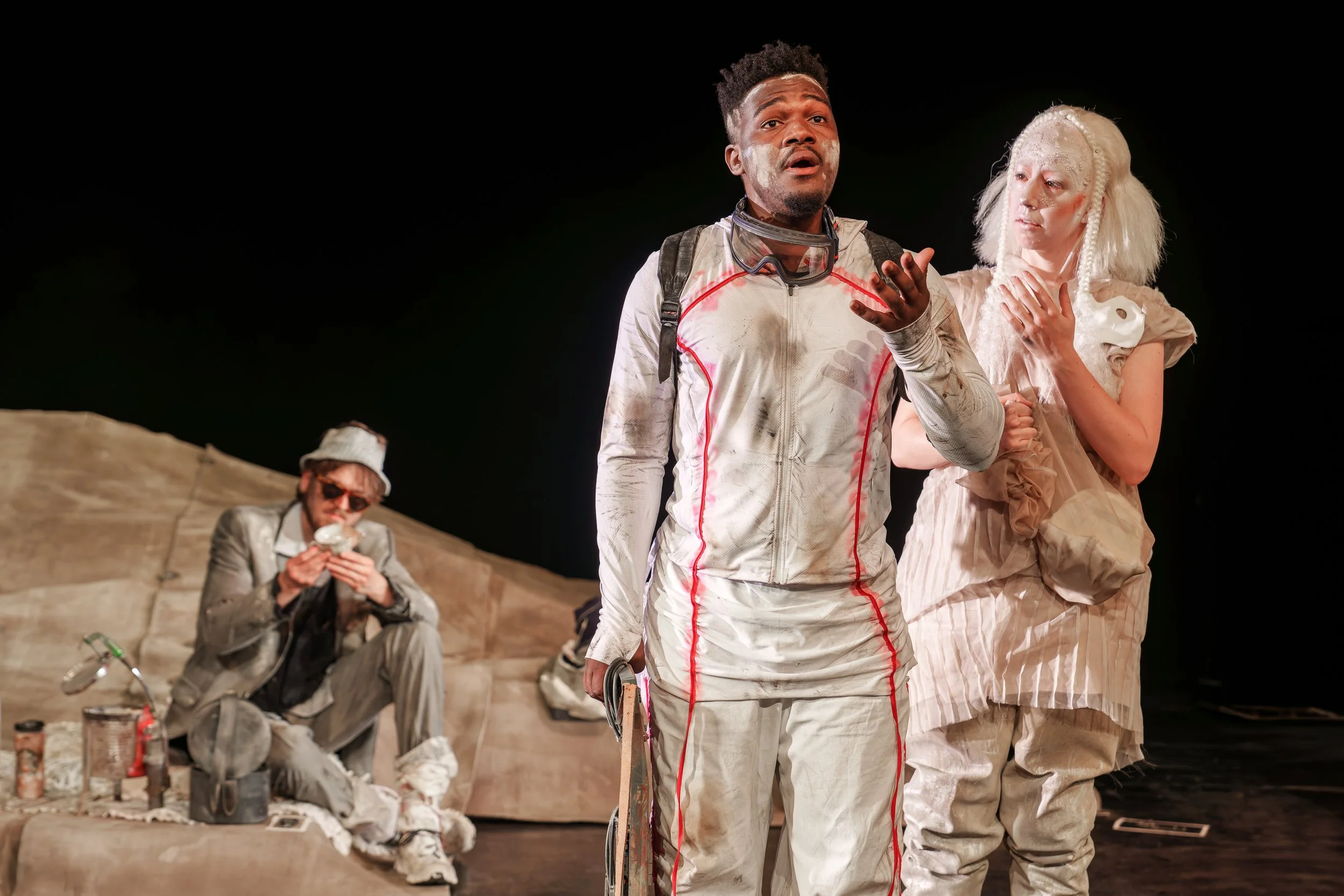  Mignon (2024) Theater Basel Directed by Tilman aus dem Siepen, design by Elena Scheicher Photo by Ingo Hoehn 