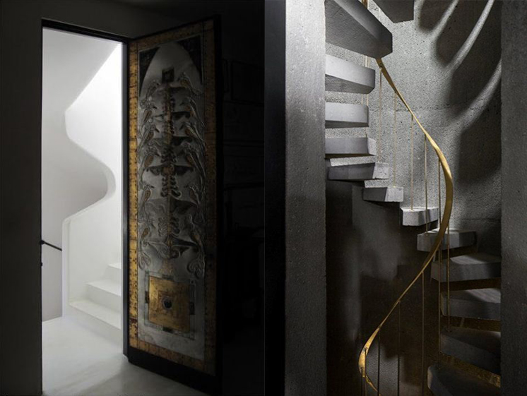 A monolithic choice of materials above, with wall and stair treads both in concrete, draws the eye to the door and balustrade respectively. Image 1 - Bawa's Staircase at 33rd Lane (Sri-Lanka). Image 2 - Menos e Mais Arquitectos
