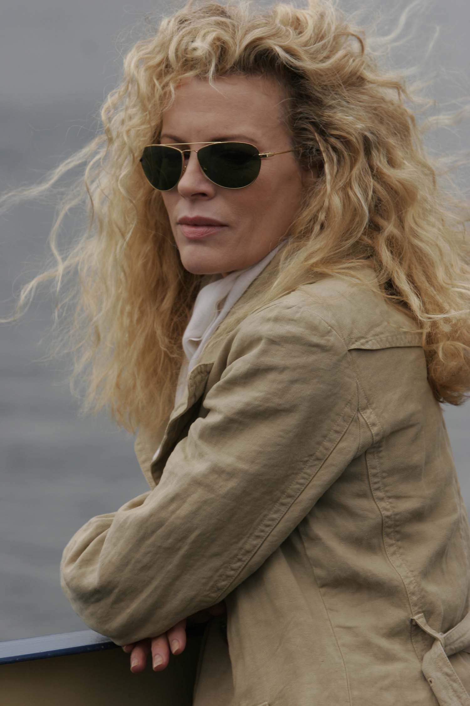 THE MERMAID CHAIR - Kim Basinger