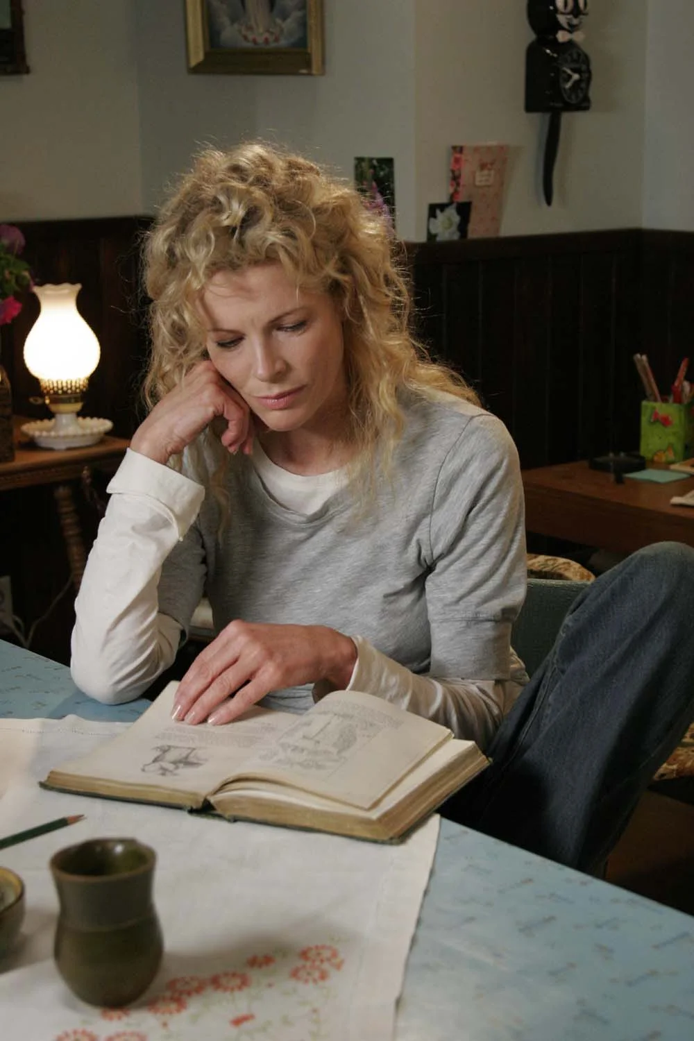 THE MERMAID CHAIR - Kim Basinger