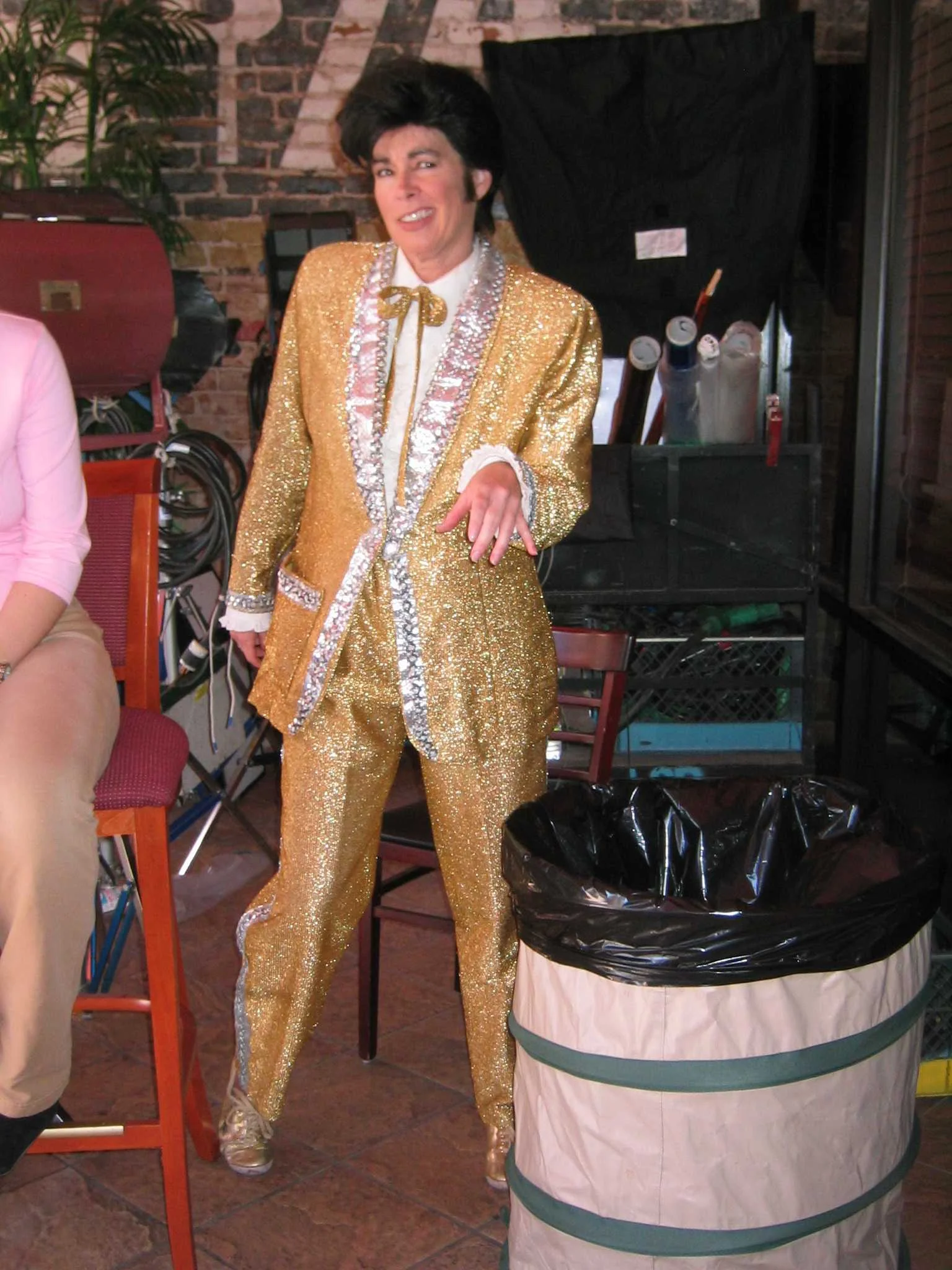 ELVIS HAS LEFT THE BUILDING - Costume