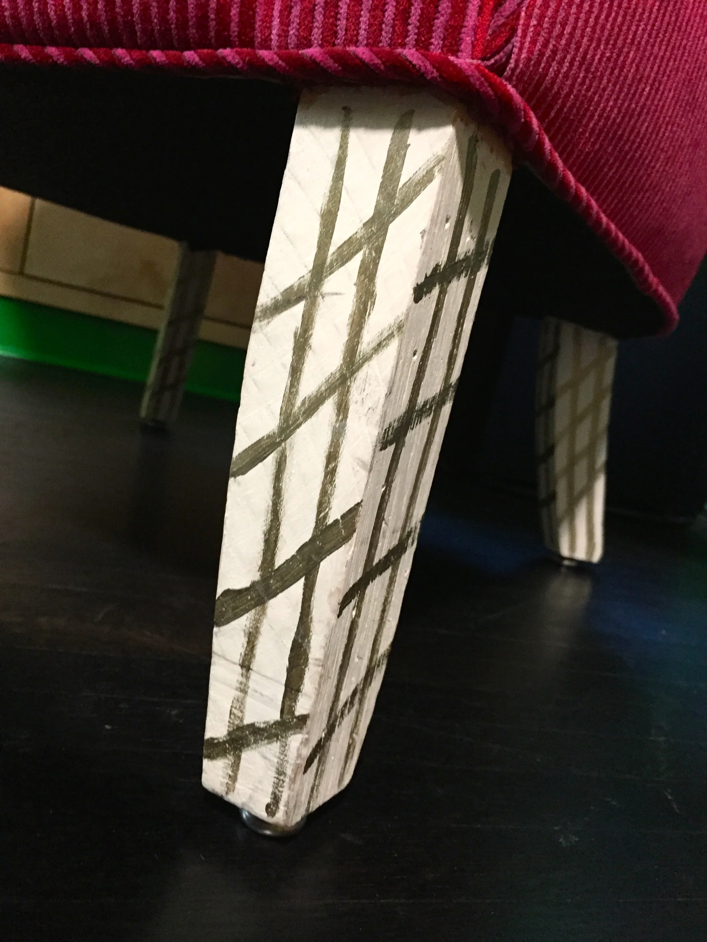 CUSTOM CHAIR - leg detail