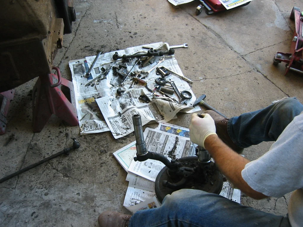 20100817 Cleaning front suspension.JPG