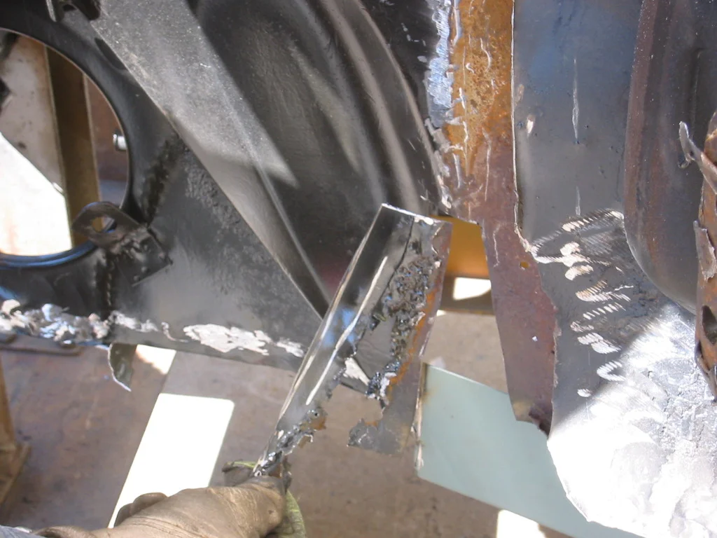 20110701 Rust behind front closing panel.JPG