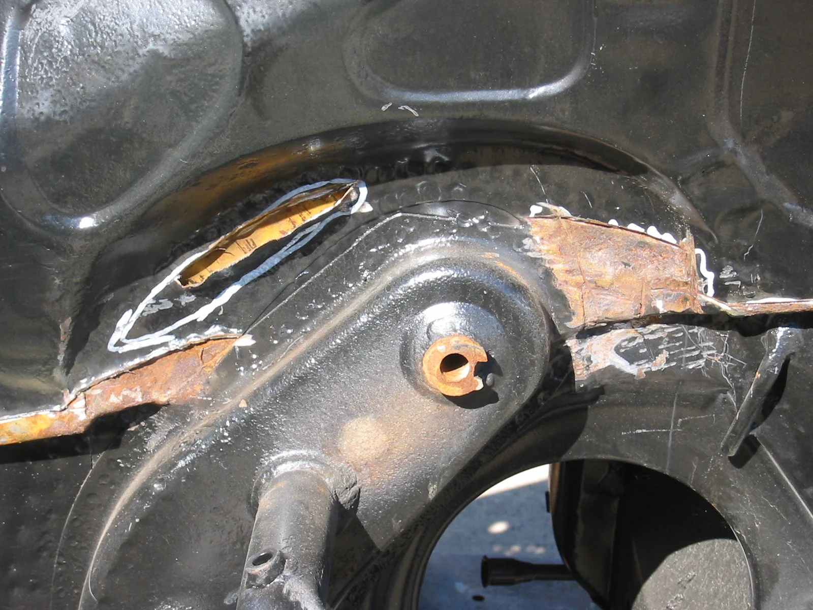 20110829 Front shock mount rust.JPG