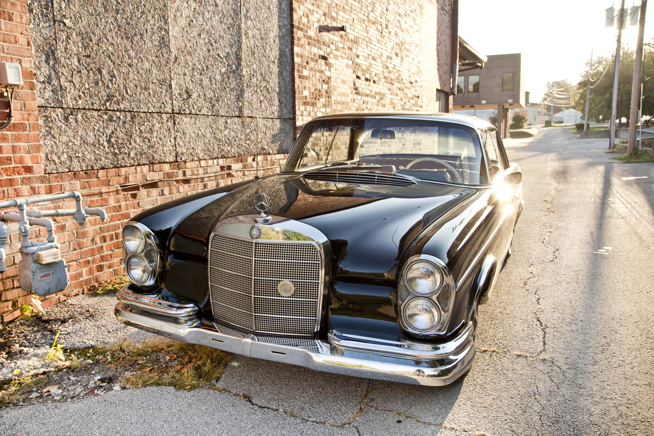 Let's Go for  Slow Drive in the Mercedes Benz 220se