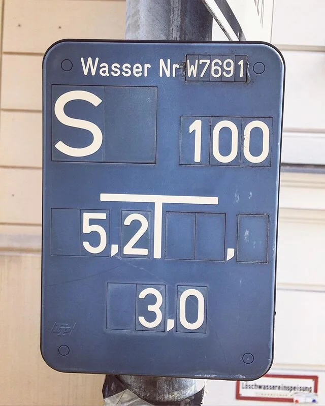 Information sign for water supply, Berlin.

#Hinweisschild #informationsign #typography 
#signs #streetsign