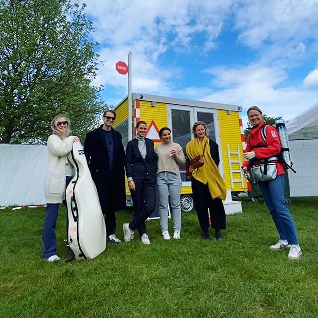 Photobombed by the cutest 🐶 &amp; the best ☕️ Being back on 🛣 felt extraordinarily good this year 💛💚💙 #pscenen #driveinconcert #livestrings #onthegrass #backstage #aarhus