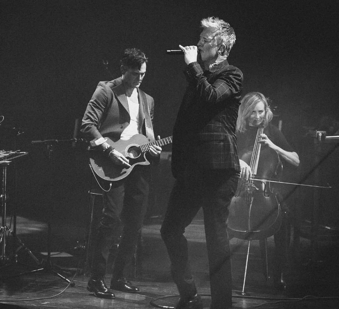 Pinch us!!👀 On stage with @queensofthestoneage at @drkoncerthuset - what a moment!!! So proud and beyond honoured 🥹✨

1. Foto: @bransholmphoto / DR
2. ✨💙 
3. Josh Homme ⚔️ LiveStrings 
4. ☄️☄️☄️
5. Post concert - What a wonderful bunch of people ?