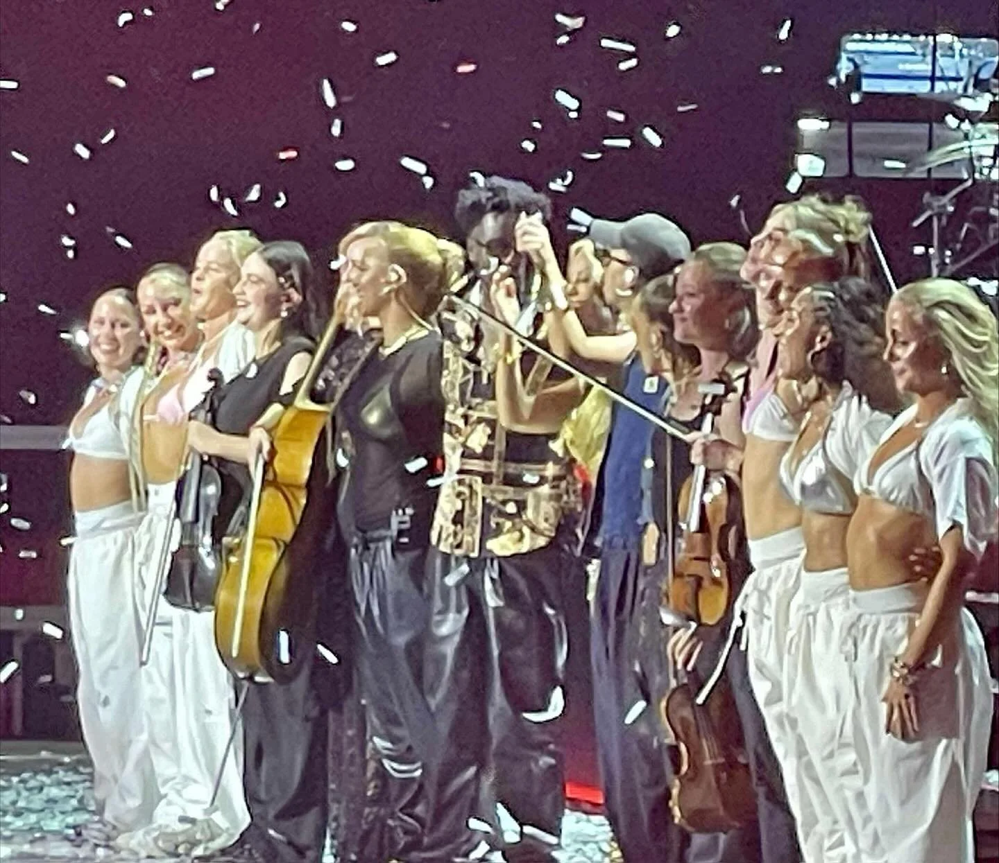 Dr&oslash;mme g&aring;r i opfyldelse ❤️🧚💫

1. 🥹✨✨✨
2. Taknemlighed 🙏🏽
3. E for den eneste 💘
4. Fuck Dem Freestyle 🖕🏼
5. Showtime!!!!!!!
6. 🪄
7. LiveStrings 👭🏼👭🏻
8. 🍀💋
9. &Oslash;ve&oslash;ve&oslash;ve 🎻 Tak til @maltheross &amp; @oliv