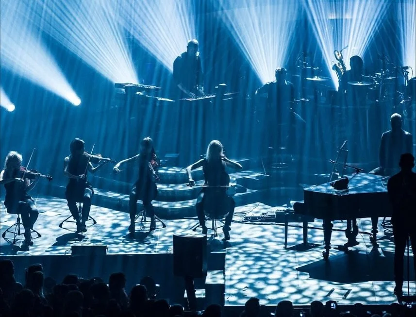 Full circle 🌕 Vi er med Rasmus Seebach p&aring; Arena Tour og det startede i Royal Arena i fredags!!!

Inden vi spammer jer med billeder derfra, vil vi dele et par dejlige throwbacks! Det var nemlig p&aring; turn&eacute; med Rasmus Seebach, at LiveS