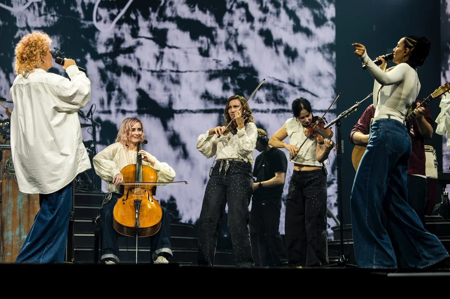 Rasmus Seebach Arena Tour🌴 Part I

Det er umuligt ikke at v&aelig;re lykkelig inden i, n&aring;r vi t&aelig;nker tilbage p&aring; den fantastiske tour med Seebach-familien ❤️❤️

N&aring;r minder bliver bevaret - k&aelig;mpe tak til @lagoni 📷