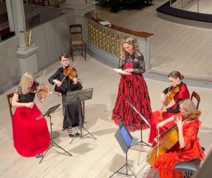 Der er s&aring; utrolig meget smuk julemusik - og ogs&aring; den musik, elsker vi at lege med og spille p&aring; vores egen m&aring;de 🎻🍯 Meget heldigt at @pellegrinimezzo ogs&aring; g&oslash;r det 💃🏼✨❣️
Tak fordi I lytter, synger med og tager s&