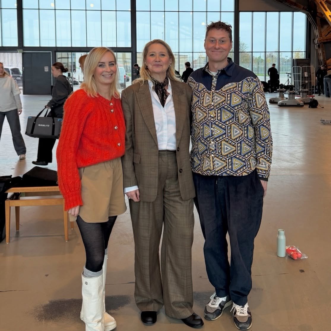 K&aelig;mpefan af b&aring;de TV Glad og Trine Dyrholm!
En dr&oslash;mmedag i den gamle lufthavn 🧳✨🤎
Tak til Tobias fra TV Glad - du er fantastisk og det var s&aring; sk&oslash;nt at spille sammen med dig 🫶🏼
Musikken til En S&aelig;rlig Samtale er