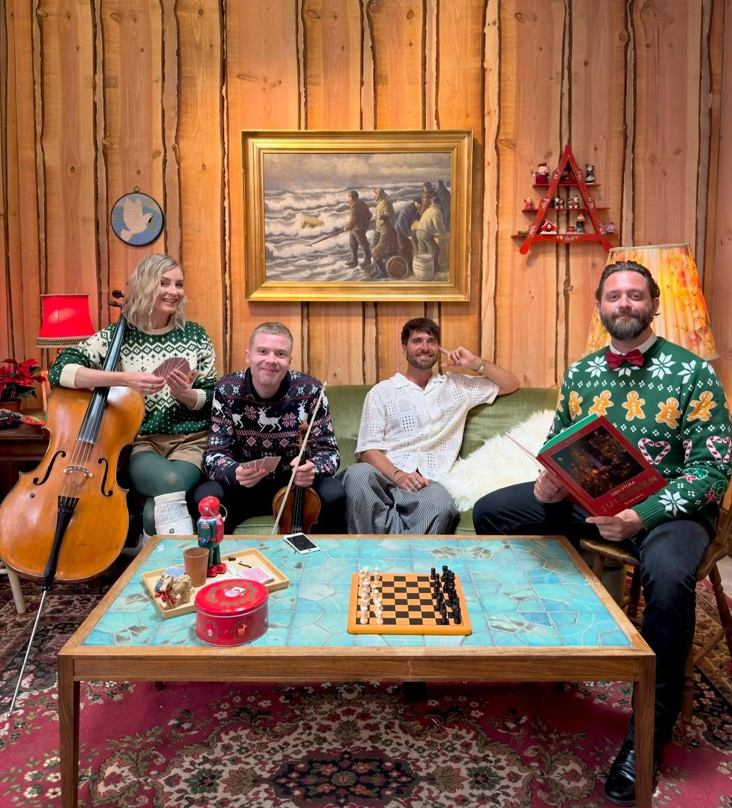 Julekort fra Juleaften med @malteebert p&aring; bes&oslash;g hos @melvinkakooza og de funklende stjerner til afslutningen p&aring; @tv2danmark 24 Stjernes Julekalender ✨🌟💫