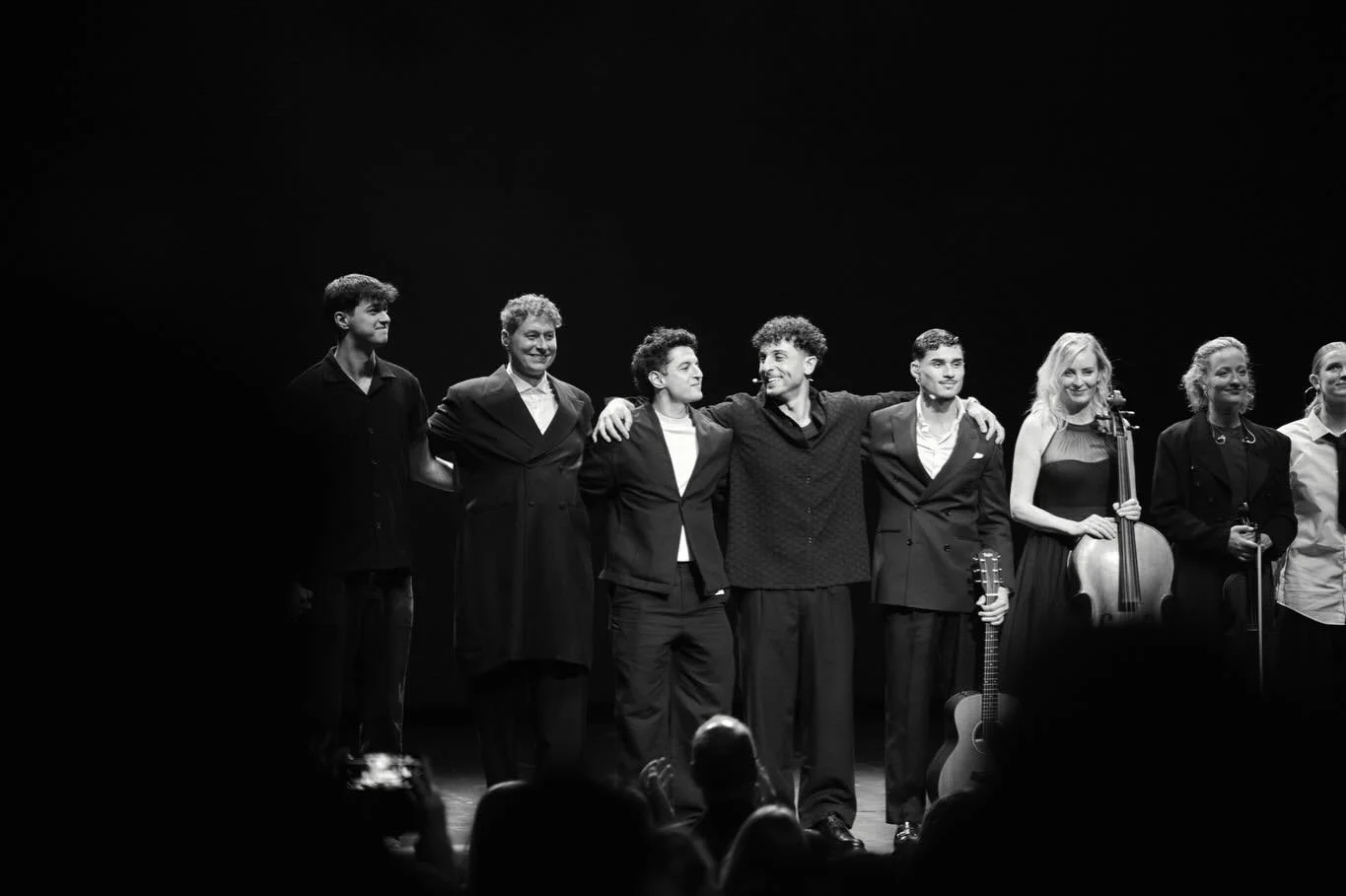 Hvis Vi Overlever i Nat 🤍🩶🖤

T A K @mazenismail @hasanshahmusik og alle som var med p&aring; og bag scenen, denne helt s&aelig;rlige dag p&aring; Operaen ✨🩶 Og til jer som fyldte salen med varme og k&aelig;rlighed 🙏🏽

Foto: Nis B Christensen &o