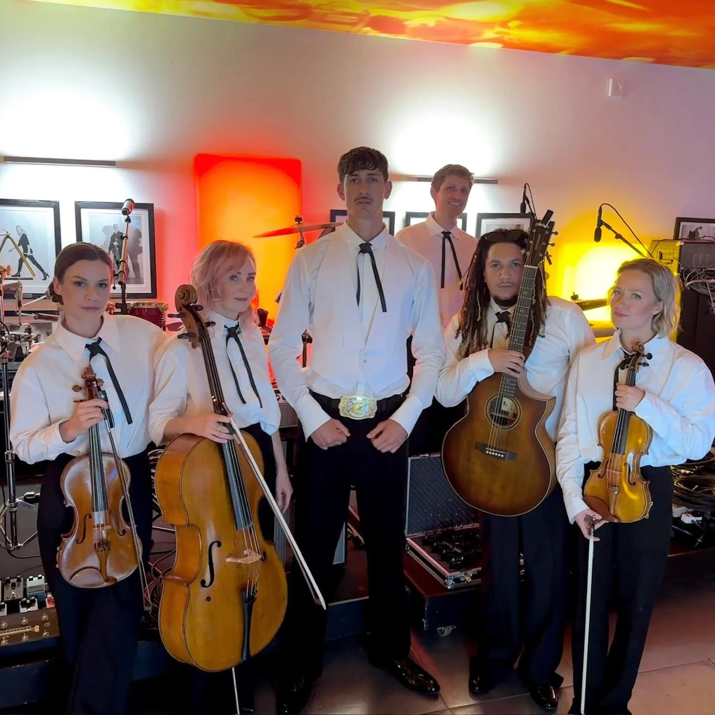 BTS med @tobiasrahim &amp; &lsquo;Elsker n&aring;r du smiler&rsquo; i Koncertsalen 🤍🤍🤍

En gigantisk forn&oslash;jelse at spille sammen med Tobias Rahim @flexidiarra @aggy_lonesome og @detdanskedrengekor 🌋🌋🌋