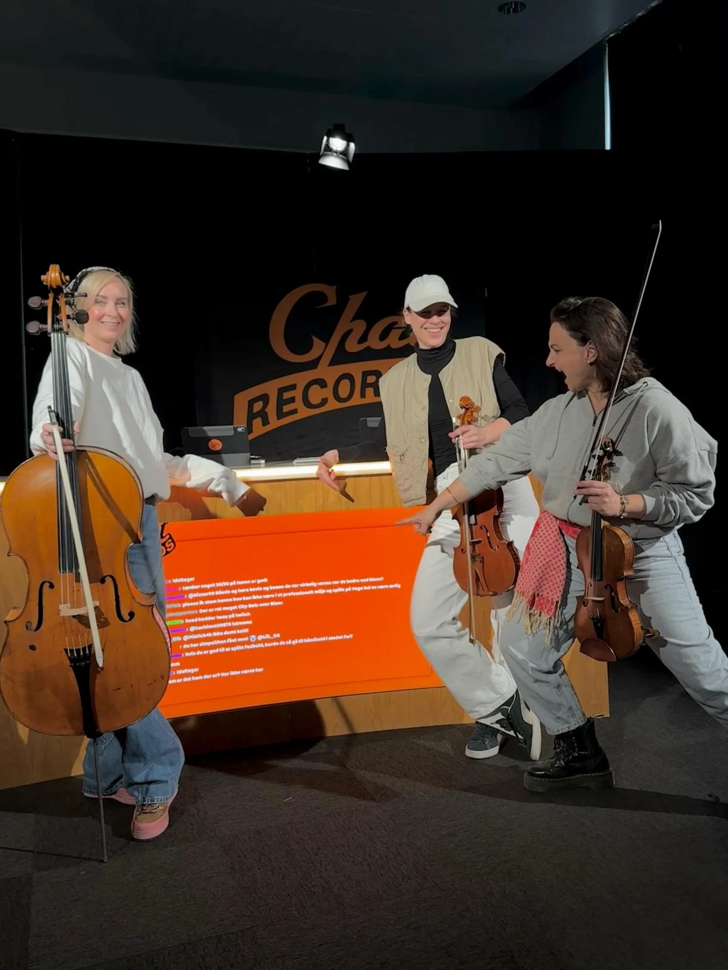 F&oslash;lg med p&aring; chatten kl 19. Det w🔥🐐

@chat.records @pooyandeh__ @oli.zaza @rasmus_soendergaaard