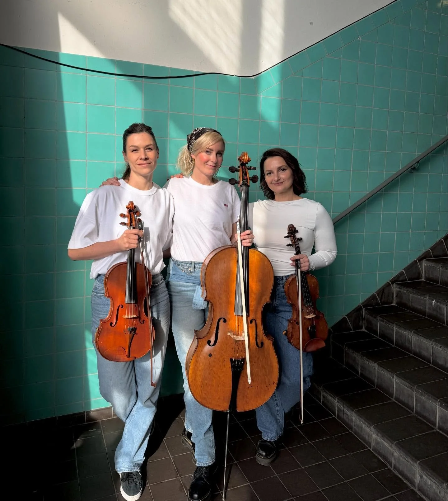 For&aring;rssol i &oslash;jnene og k&aelig;mpe taknemmelighed over kalenderen og musikken og menneskerne i den ☘️🩵

Foto &amp; styling: @laurabhansen_