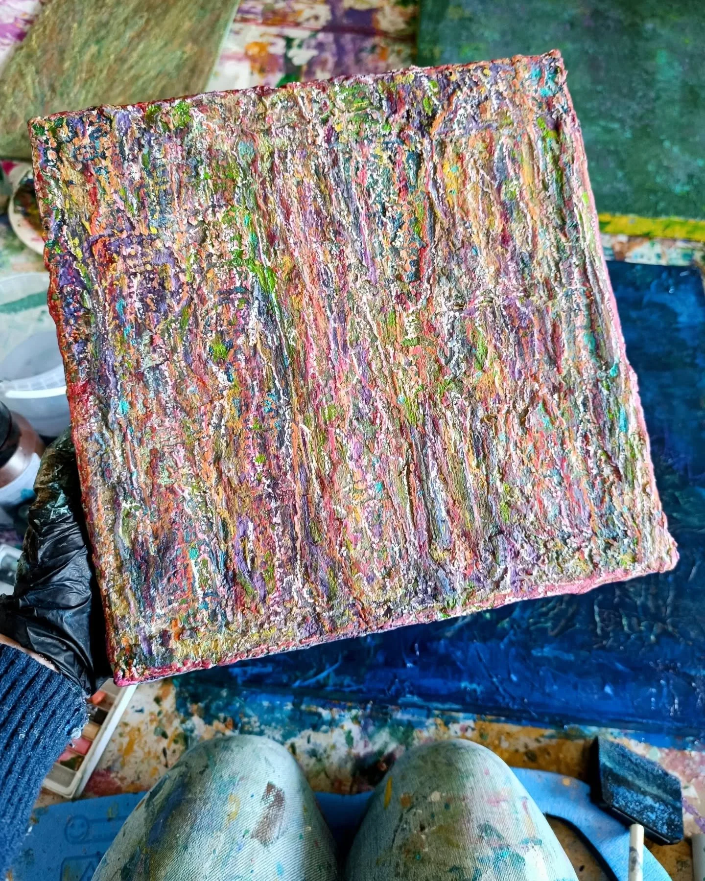 💐 Layers of Love 💜🩵🩷💛
.

🌈 Perfect little painting if you would love to bring some colorful art into your home.

#artistlife&nbsp;#interiordecoration #acrylicpainting #insidethestudio #veerlesymoens