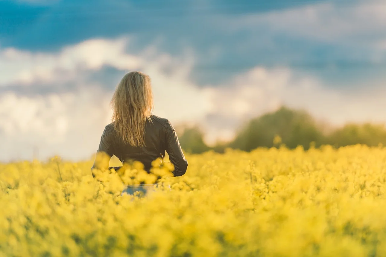 Typical setting for allergy medication advertising.