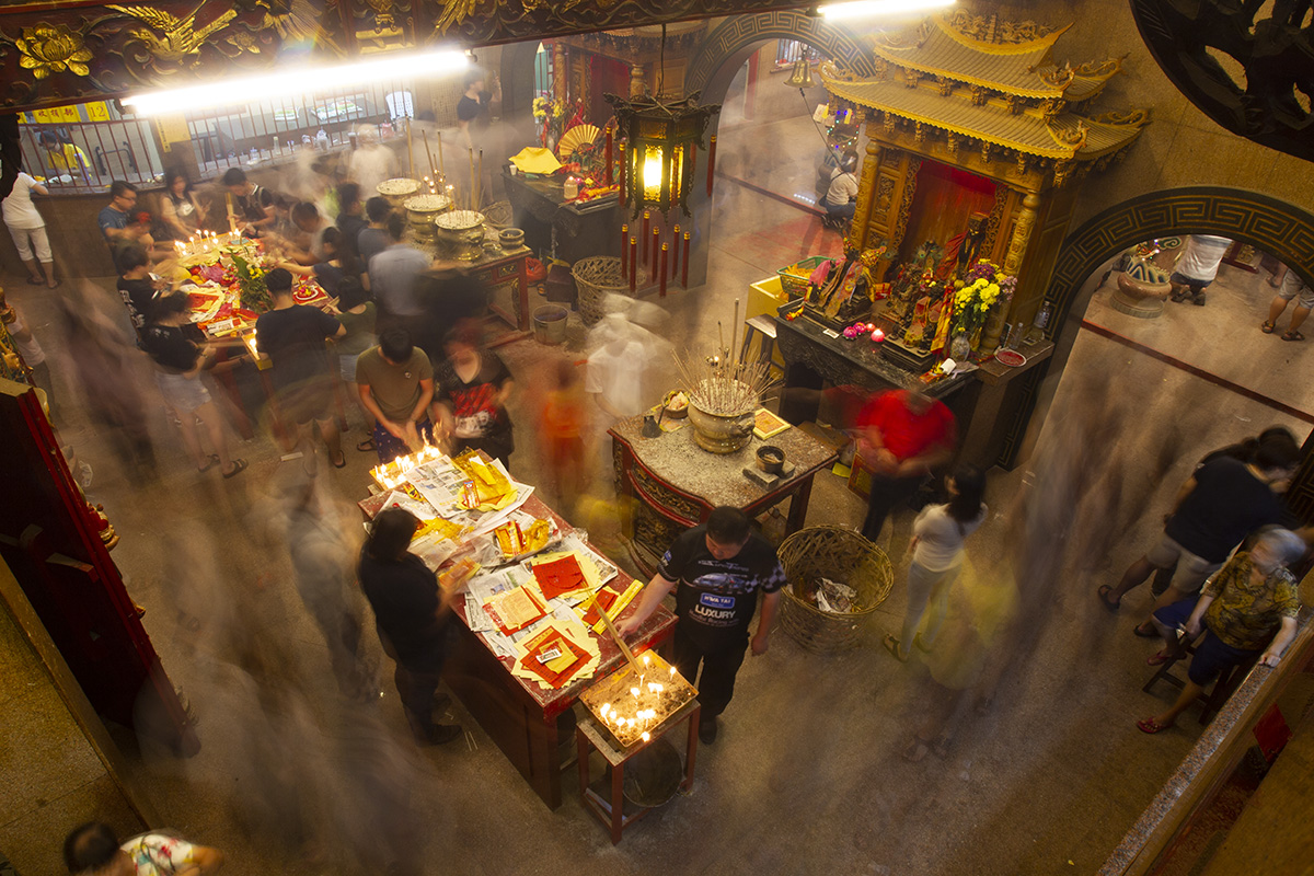 Ethnic Chinese with joss sticks in their hands crowd a temple during the Nine Emperor Gods Festival in Ampang, Malaysia, Tuesday, Oct. 16, 2018. (AP Photo/Yam G-Jun)