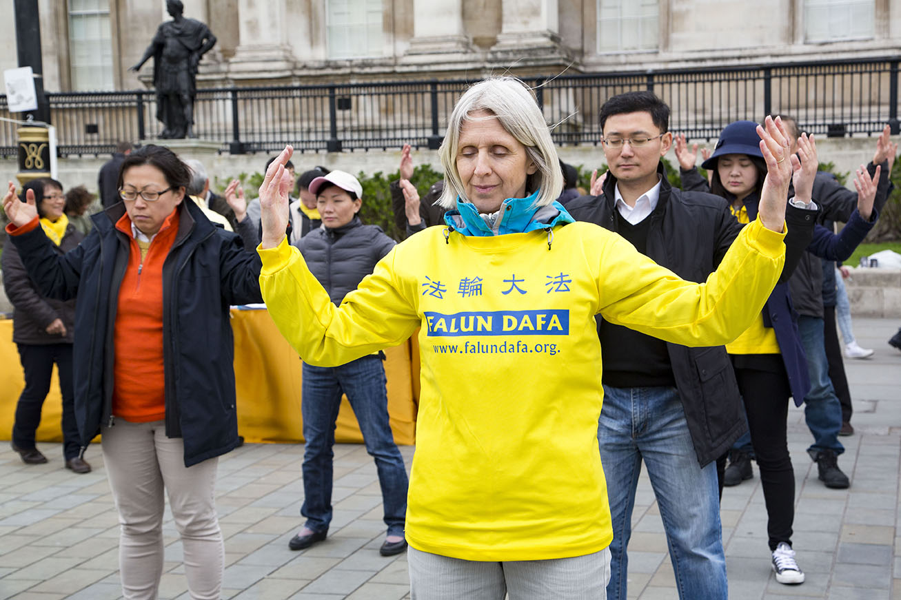LONDON, UK, Sunday 24 April 2016
Commemorating April 25th 1999. The first peaceful appeal against the persecution of Falun Gong in China.
PHOTOS: Si Gross
