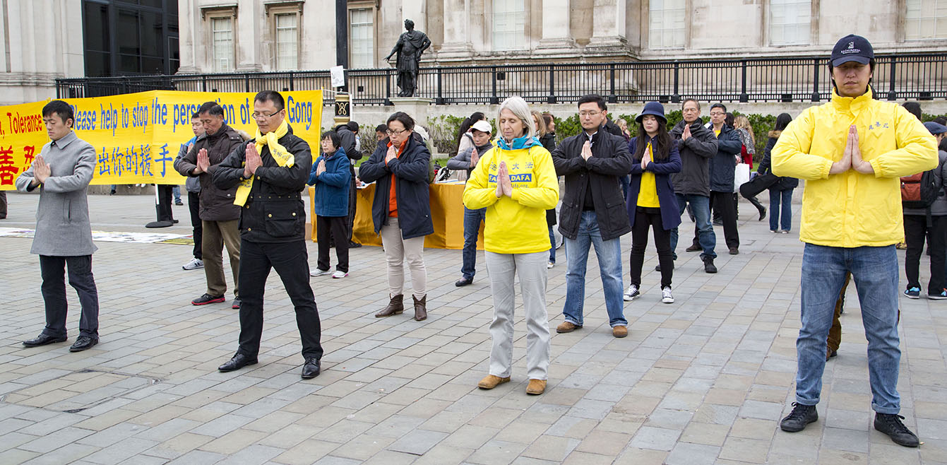 LONDON, UK, Sunday 24 April 2016
Commemorating April 25th 1999. The first peaceful appeal against the persecution of Falun Gong in China.
PHOTOS: Si Gross