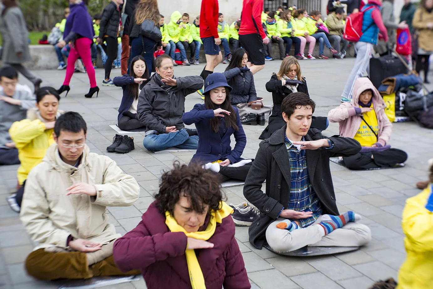 LONDON, UK, Sunday 24 April 2016
Commemorating April 25th 1999. The first peaceful appeal against the persecution of Falun Gong in China.
PHOTOS: Si Gross