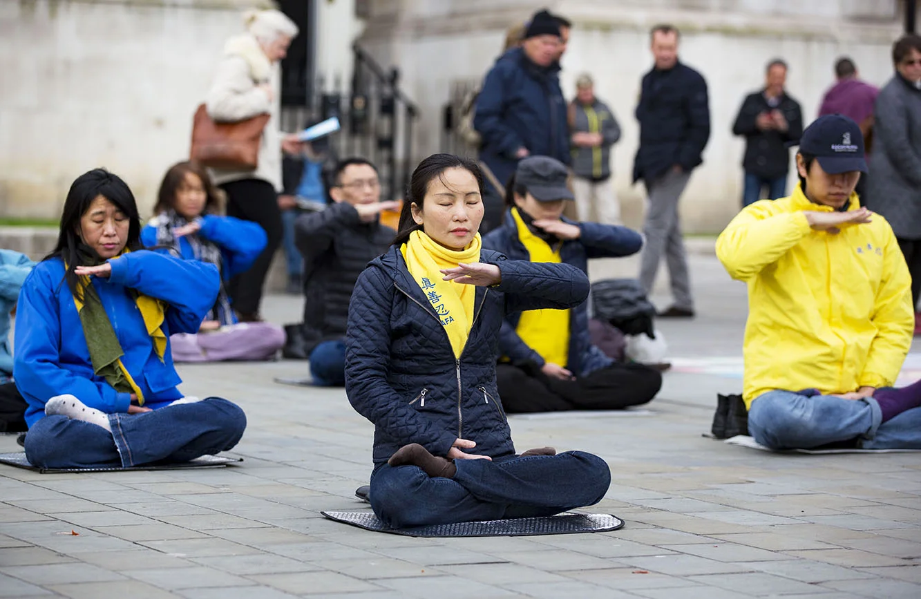 LONDON, UK, Sunday 24 April 2016
Commemorating April 25th 1999. The first peaceful appeal against the persecution of Falun Gong in China.
PHOTOS: Si Gross