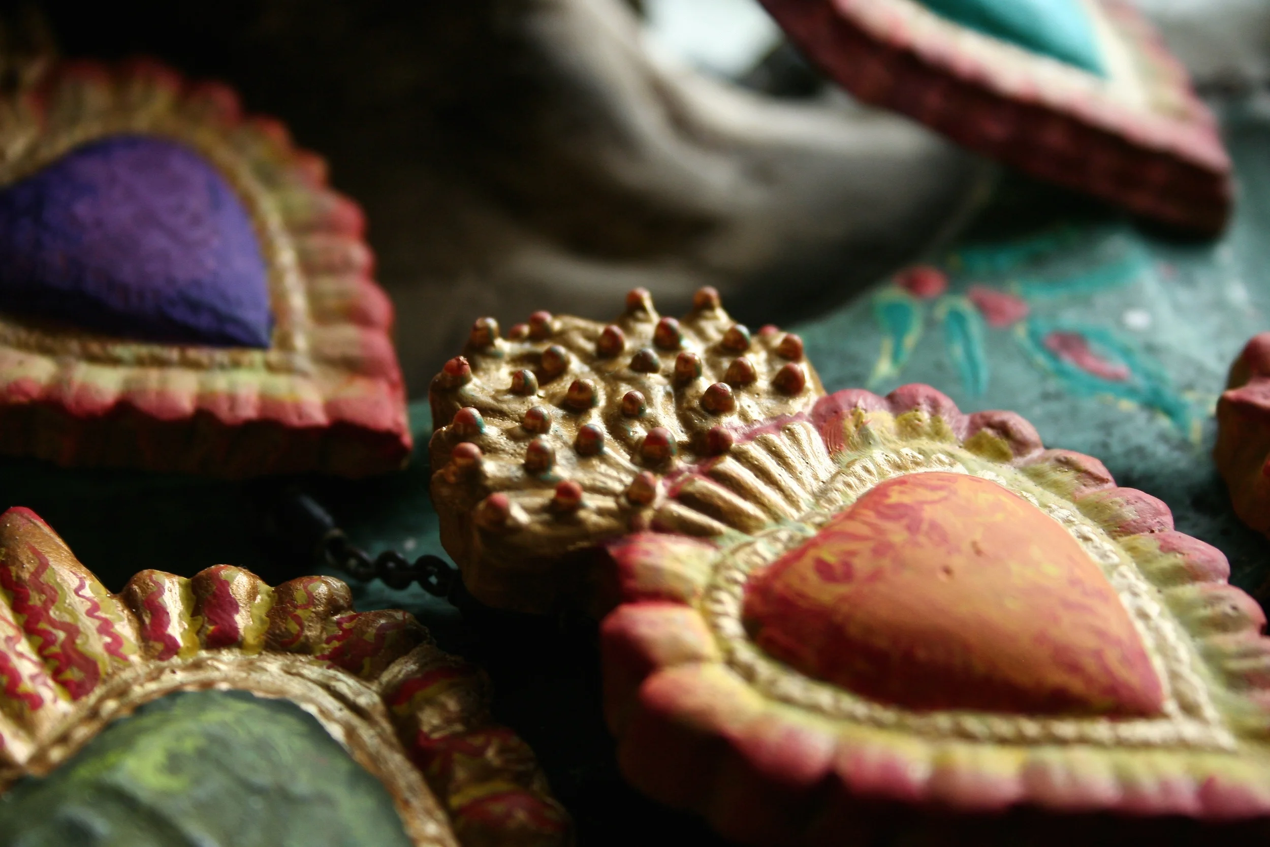 followed by a layer of a warm orange, finishing the edges in a dark red, tipped with an even