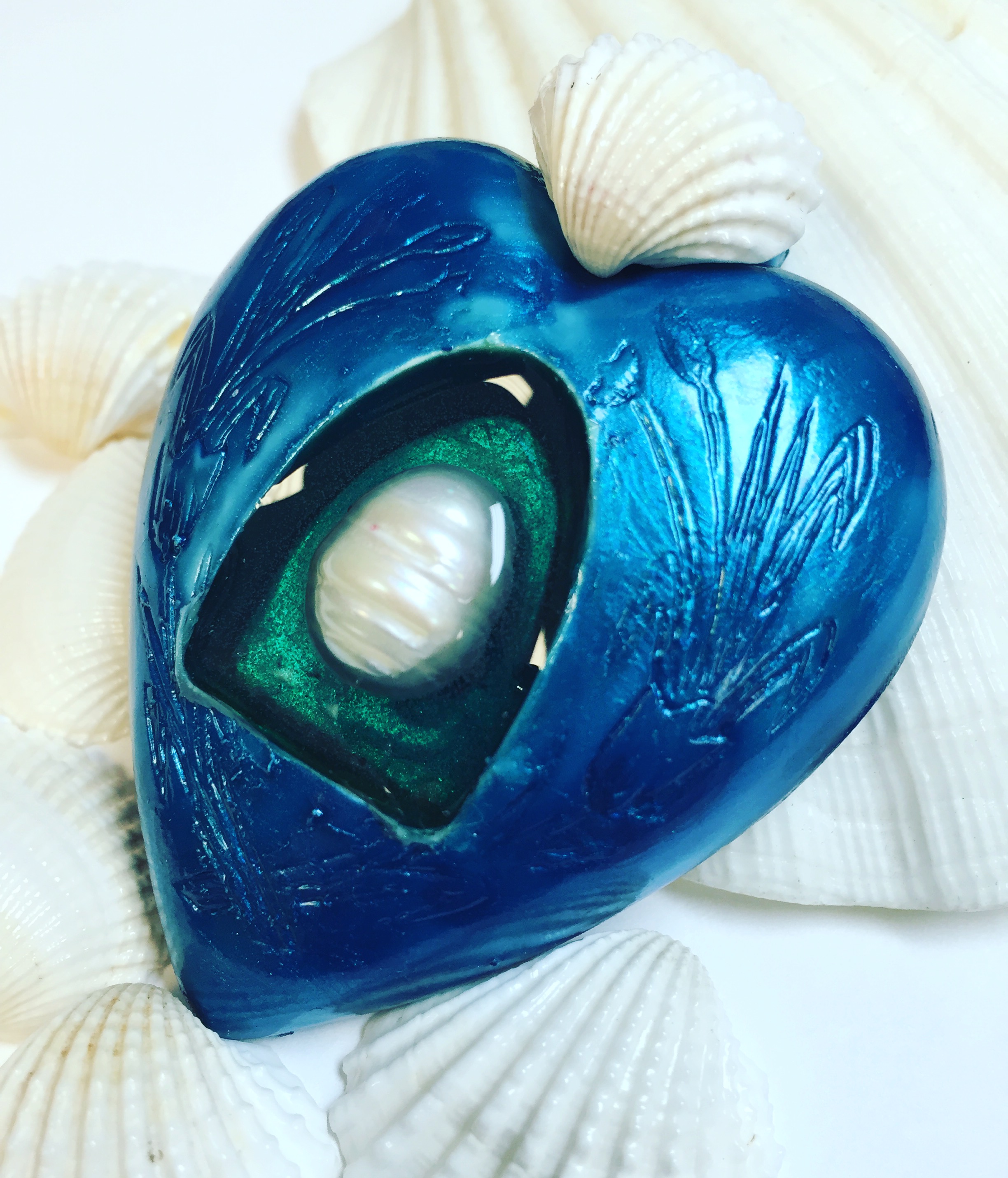 I used my dremel to grind the sides of the sea shell in order to be able to fit in the center of the heart