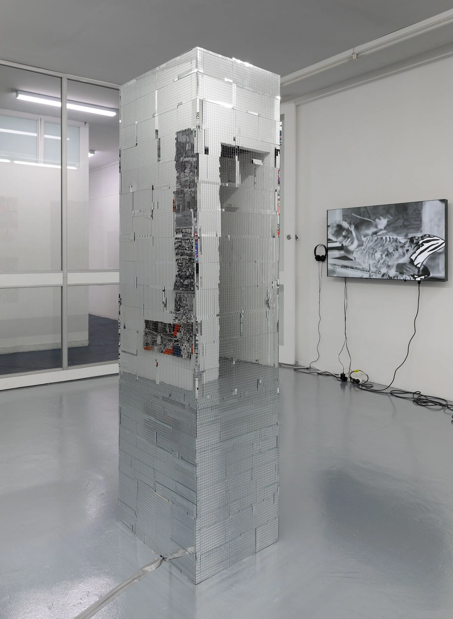 26-7_Douglas_5Walls-15.jpg