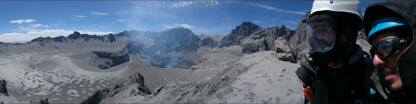 Panorama of the summit crater at Volcán Ubinas (photo: Fredy Apaza)