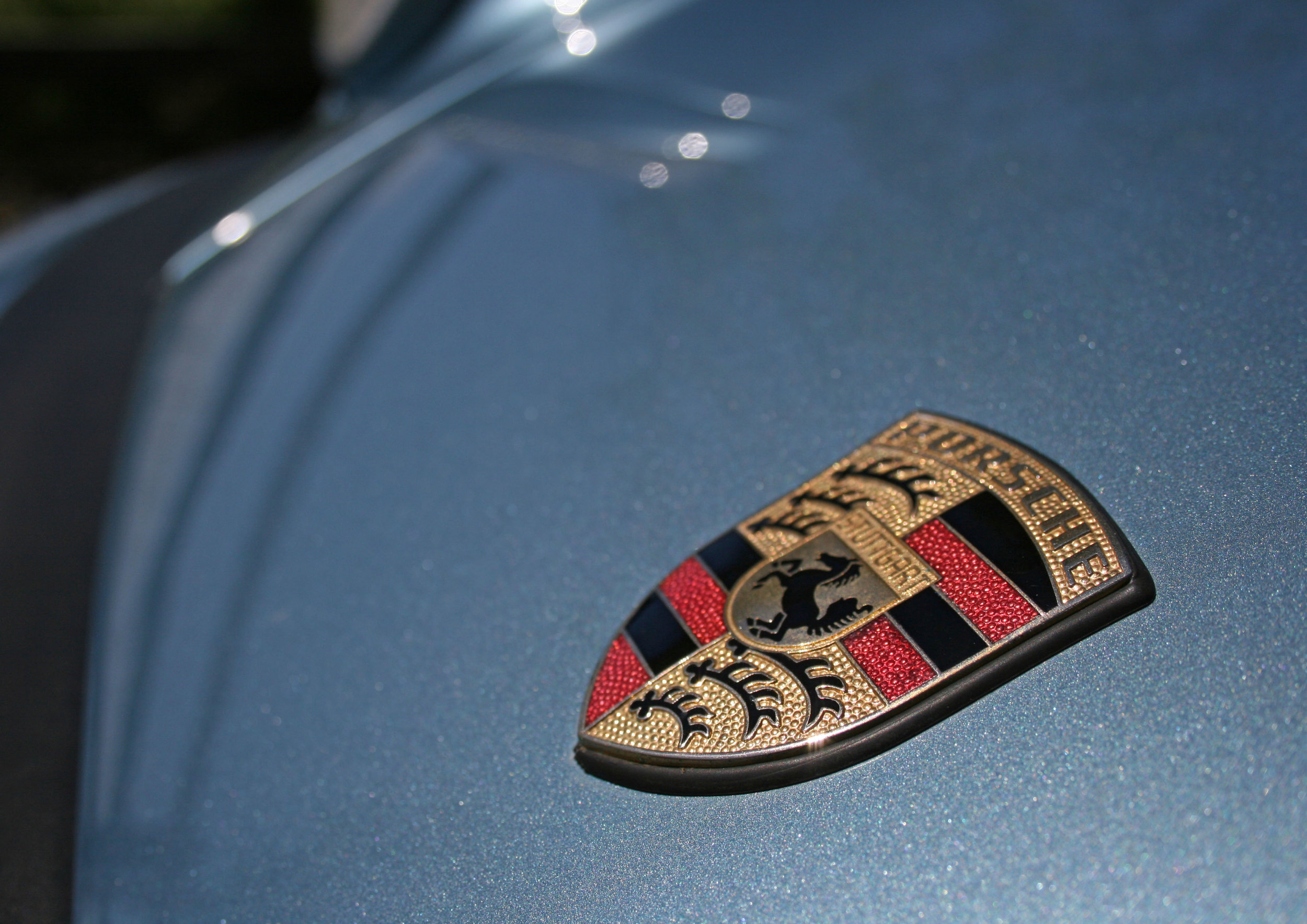 DETAIL PORSCHE BADGE.jpg