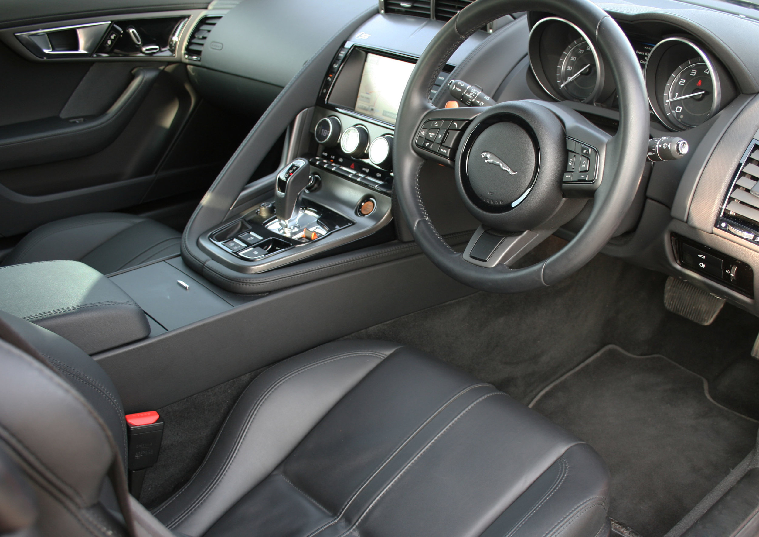 INTERIOR.jpg