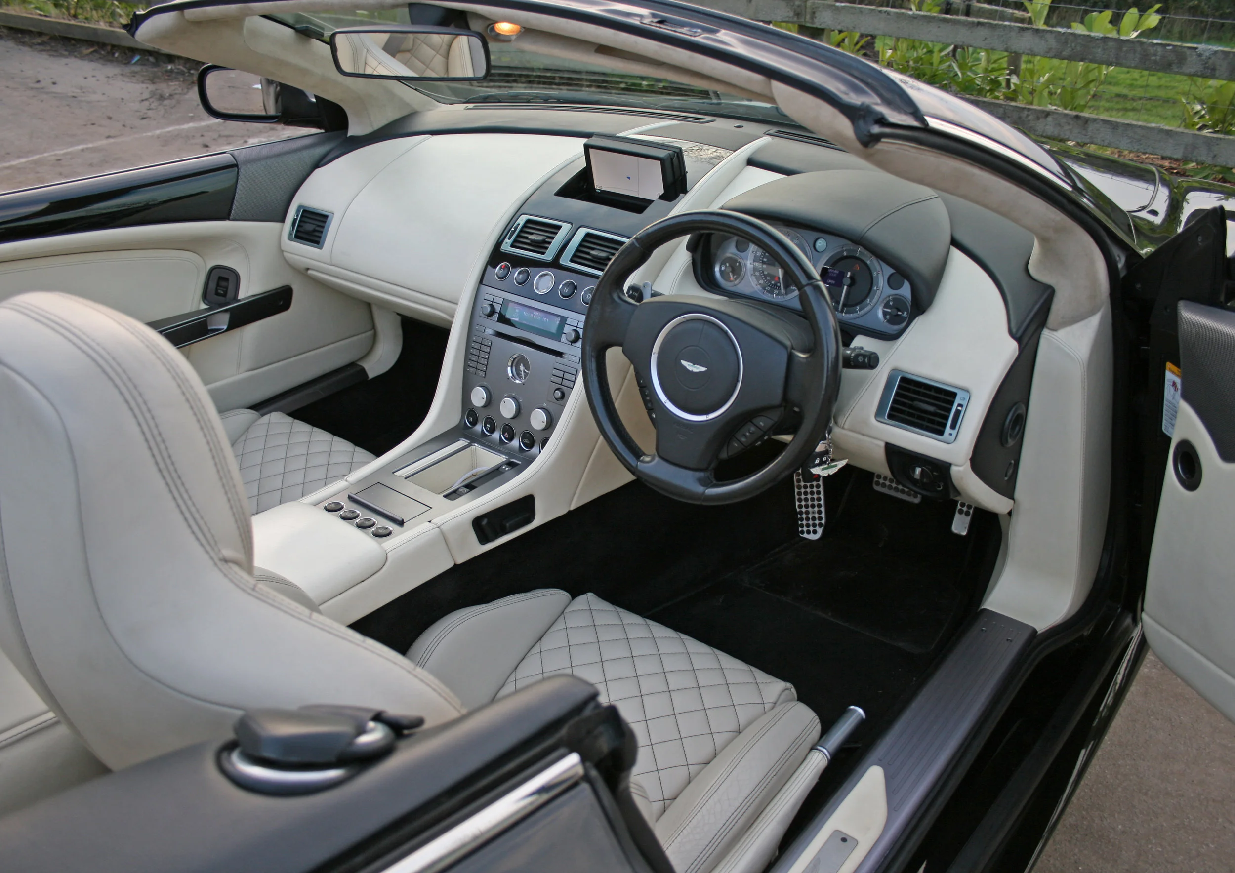 INTERIOR.jpg