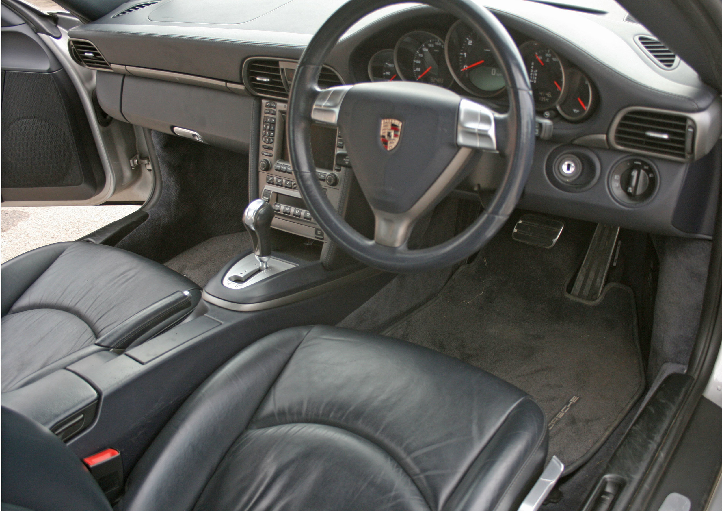 INTERIOR 2.jpg