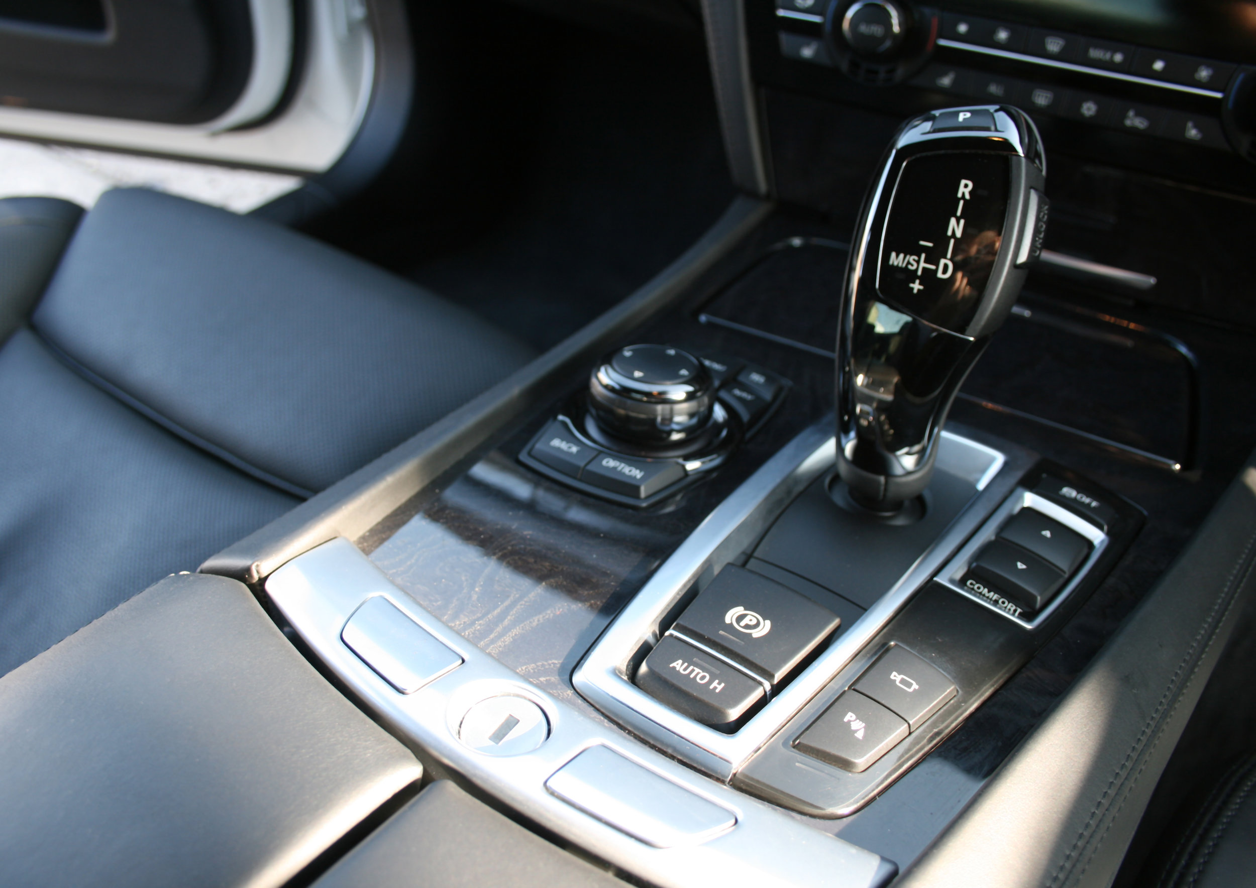 INTERIOR GEARSTICK.jpg