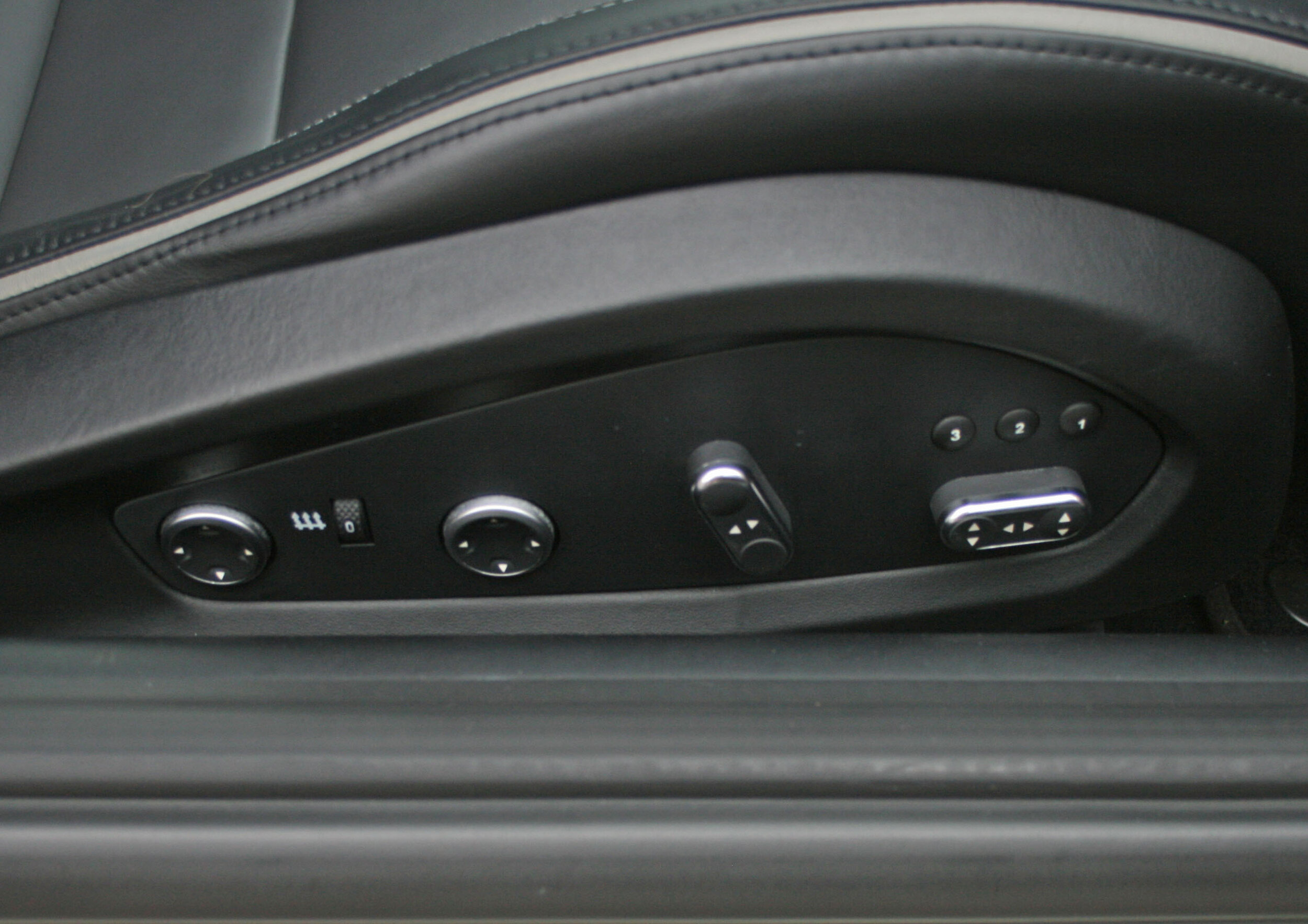 DETAIL SEAT CONTROLS.jpg