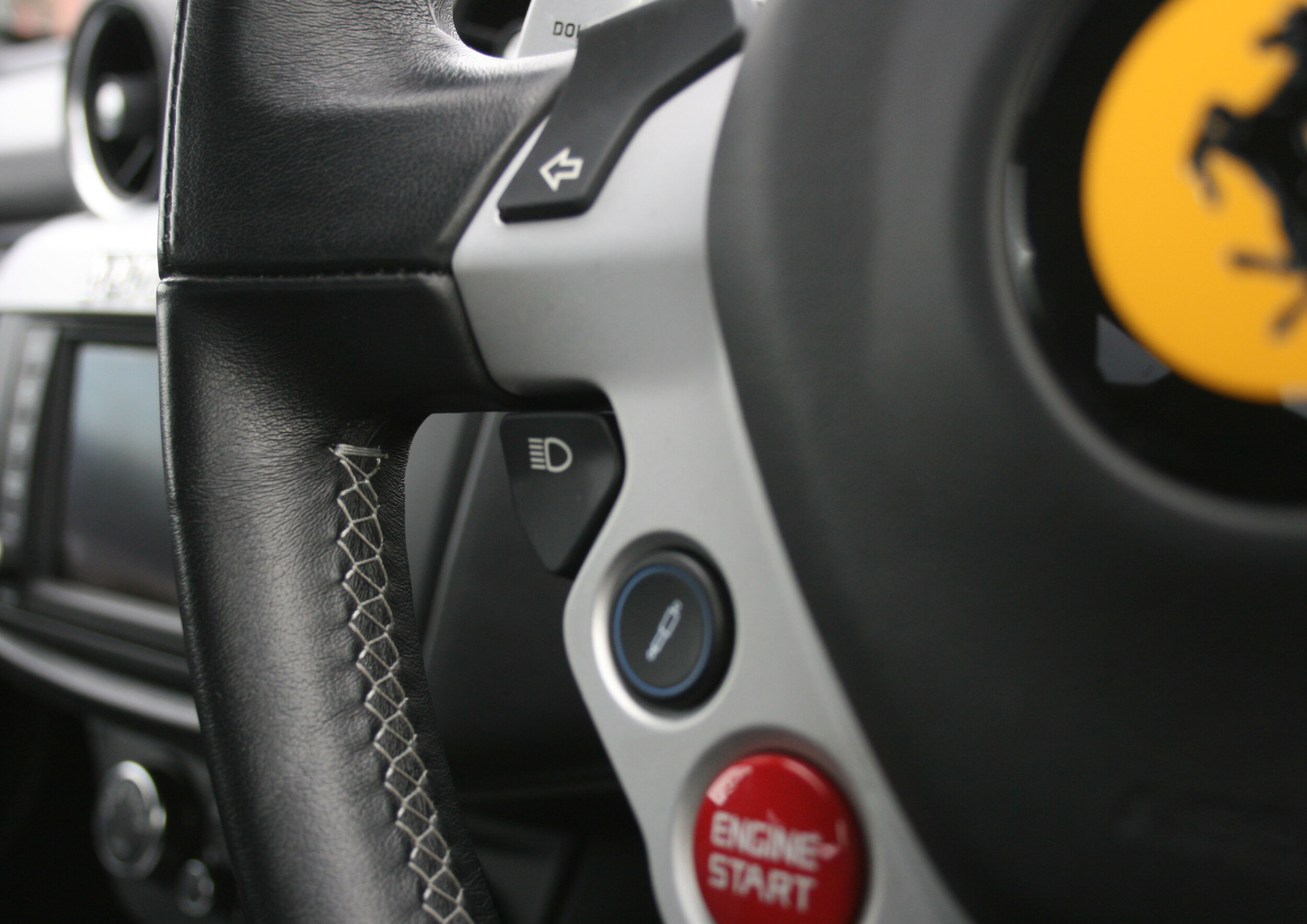 DETAIL STEERING WHEEL.JPG