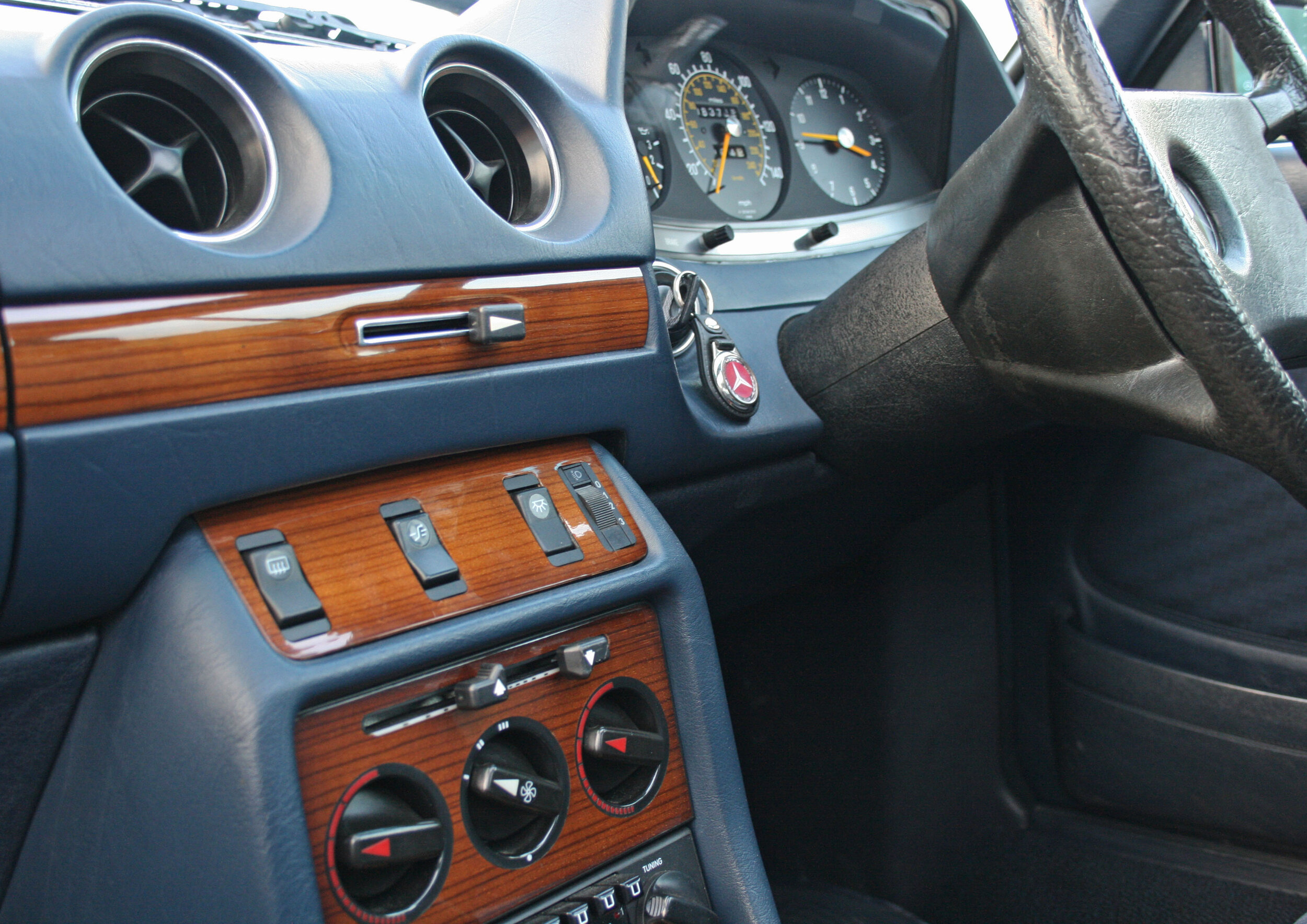 INTERIOR.jpg