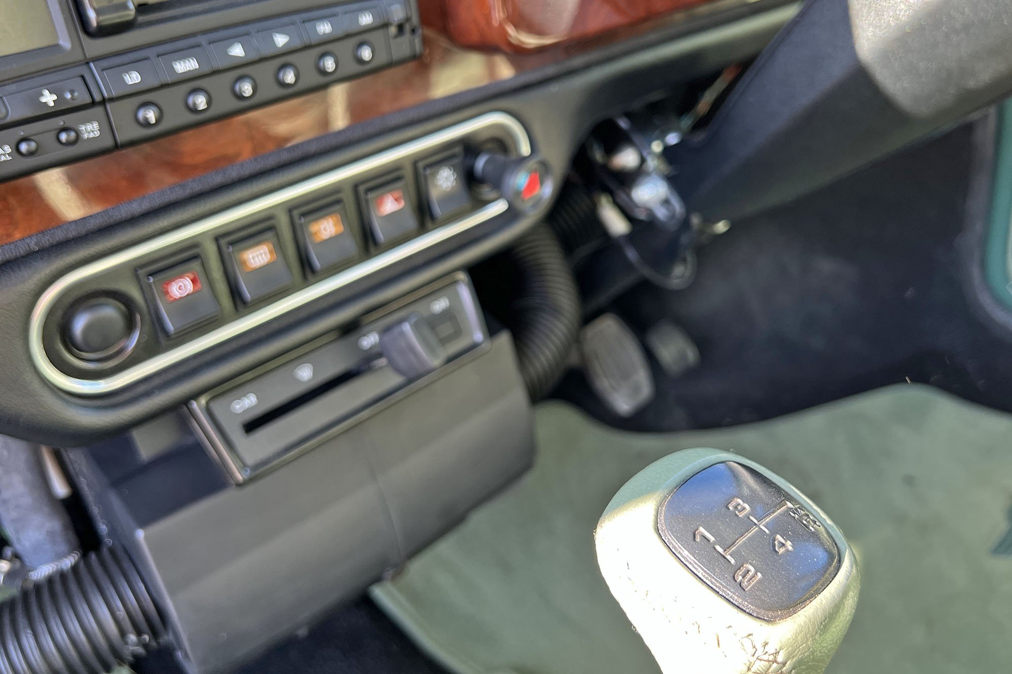 INTERIOR GEARSTICK.jpg