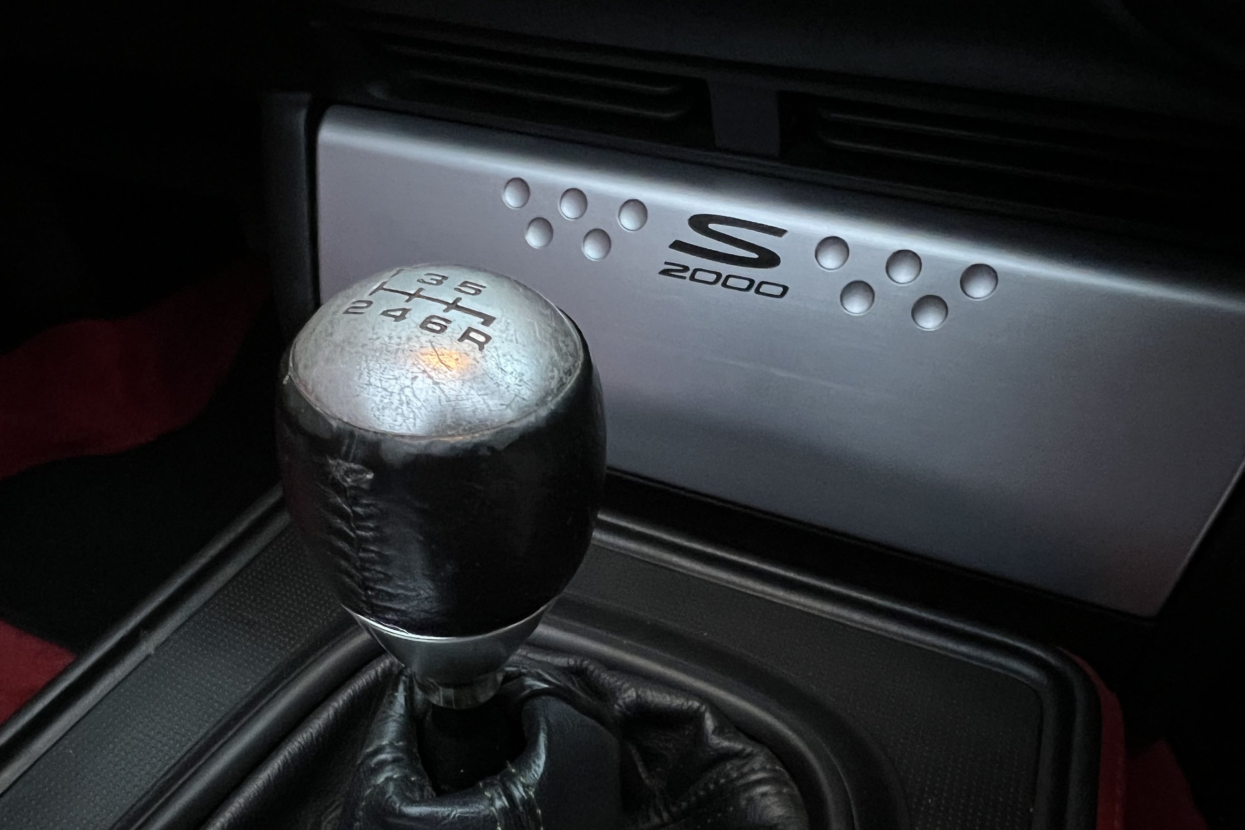 INTERIOR GEARSTICK.jpg