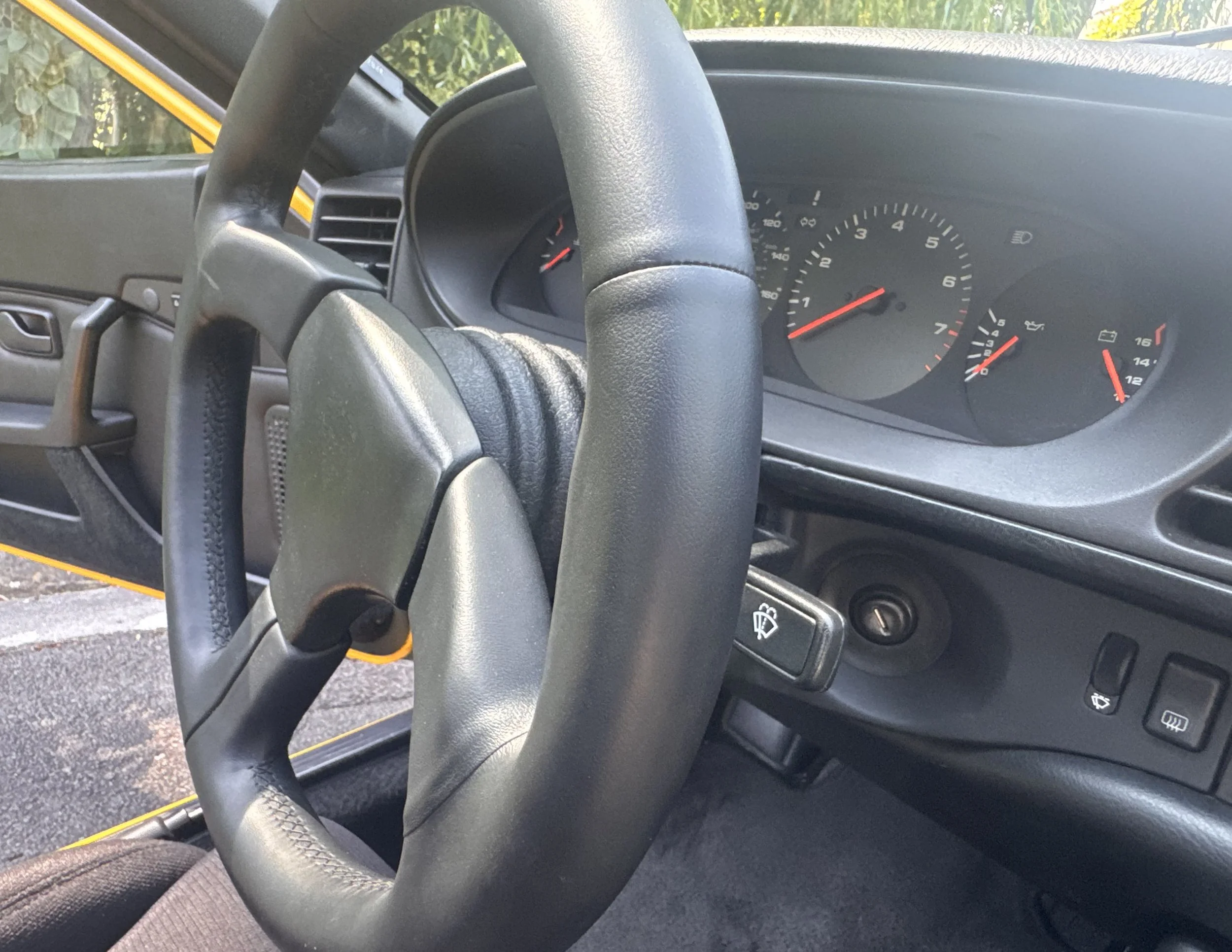 INTERIOR STEEING WHEEL.jpg
