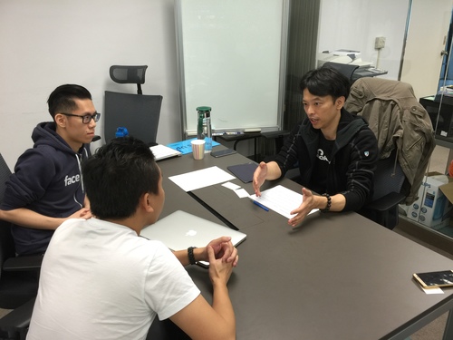 黃耀文在第二梯次海外加速器培訓營中指導早期創業團隊GRAPHR