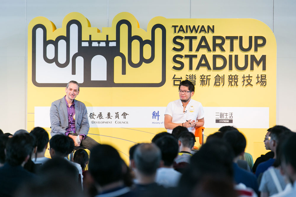 台上左方:Tim Culpan,右方:陳士駿。
